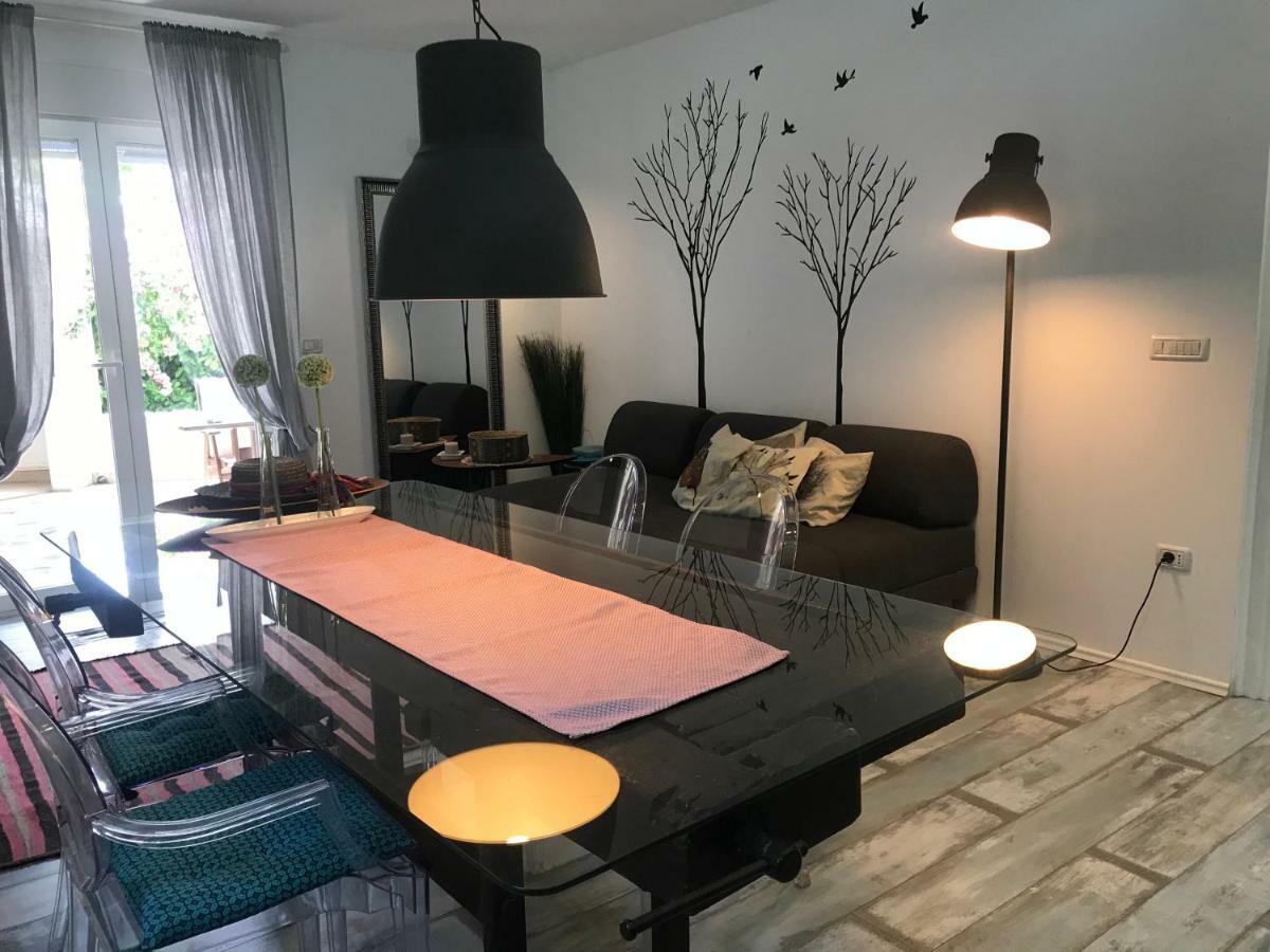 Apartment Pine And Lime *